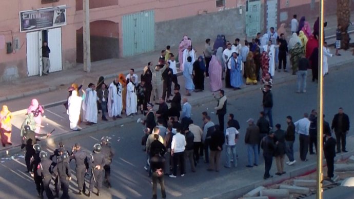 Manifestantes saharauis y policías marroquíes en El Aaiún