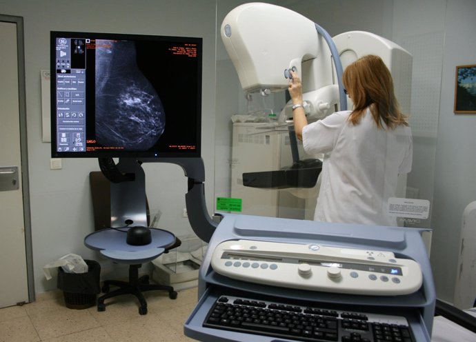 Mamógrafo digital adquirido por el Doctor Peset