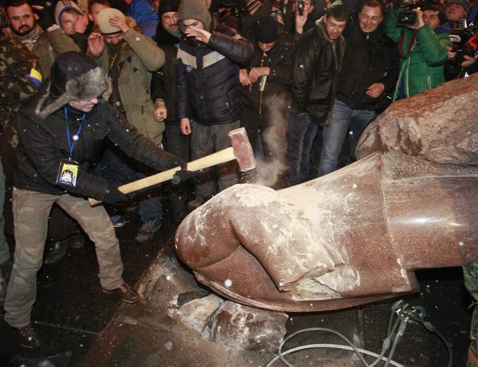 Manifestantes echan abajo la estatua de Lenin en Kiev