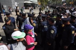 Policías y manifestantes en torno al Senado de México
