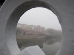 Casa de las Ciencias con niebla