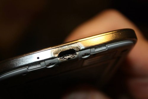 Samsung Galaxy incendiado en la ranura de carga