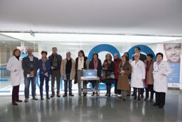 Vera junto a vecinos y responsables del centro de salud de San Juan