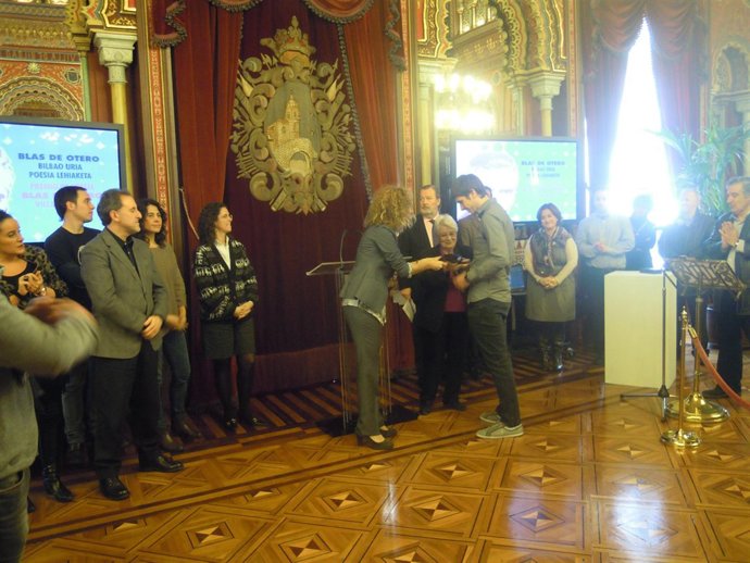 Baztarrika recoge su premio d emanos de Bengoetxea