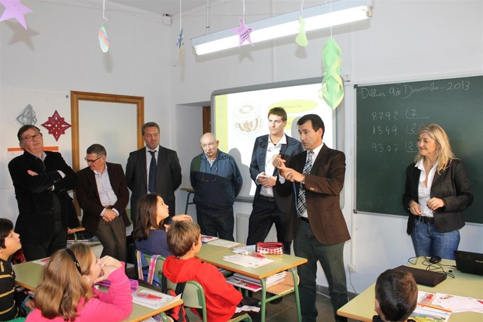 Company presentando una campaña a niños