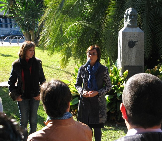 María Gámez, frente al busto de Pablo Iglesias.