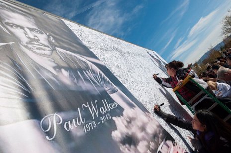 Miles de personas despiden a Paul Walker en el lug
