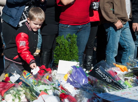 Miles de personas despiden a Paul Walker en el lug