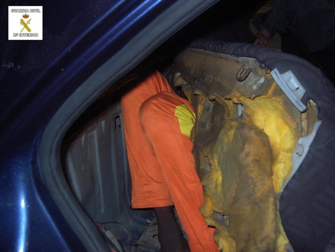 Uno de los inmigrante oculto bajo el asiento trasero de un coche