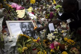 Tributo floral al fallecido Nelson Mandela.