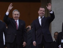 El presidente cubano, Raúl Castro, y el 'premier' ruso, Dimitri Medvedev.