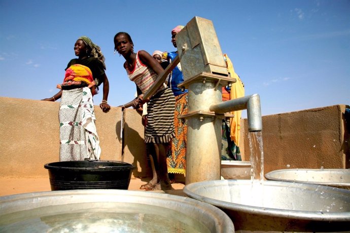 Mujeres cogiendo agua en un pozo de Burkina Faso