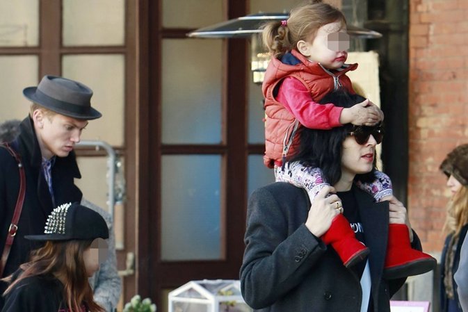 Bimba Bosé pasea feliz en familia con su novio de 21 años y sus dos hijas