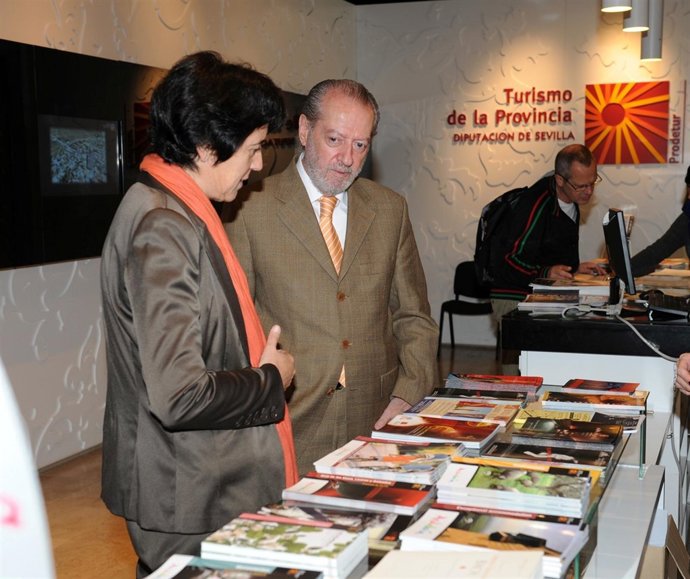 El presidente de la Diputación de Sevilla, en la oficina de turismo de Prodetur