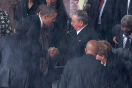 Obama y Castro se saludan en el funeral por Mandela