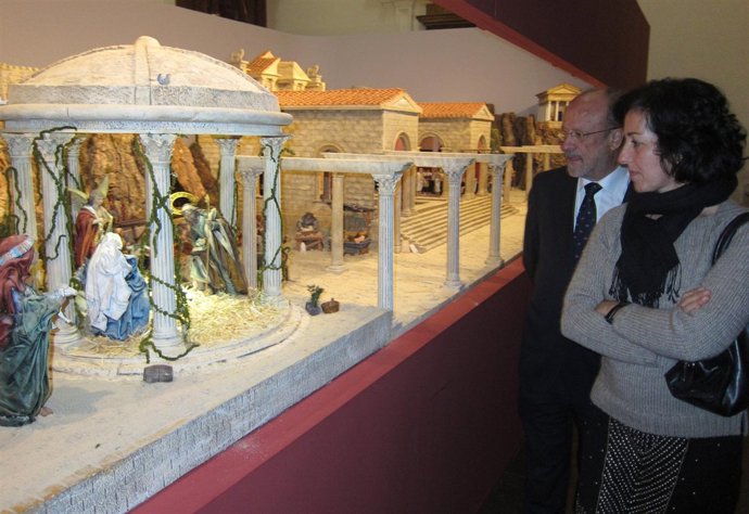 El alcalde y Mercedes Cantalapiedra observan el Belén de las Francesas
