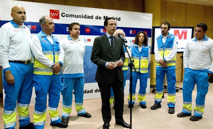 Lasquetty con integrantes del equipo del SUMMA desplazado a Filipinas