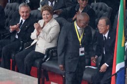 Raúl Castro y Sousseff en el funeral de Mandela