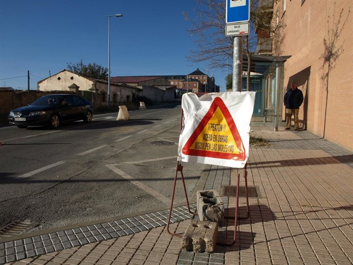 Obras en las aceras de la Carretera de Aldealengua en Salamanca