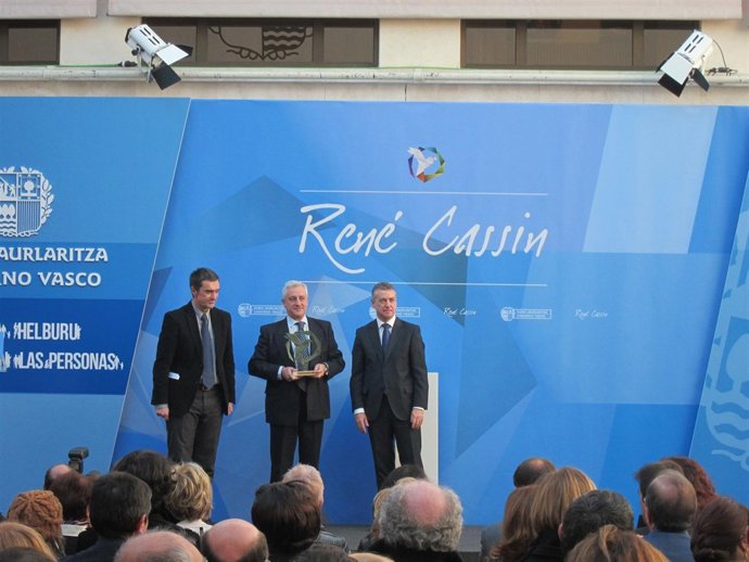 El lehendakari, Iñigo Urkullu entrega el premio rene cassin a cear euskadi