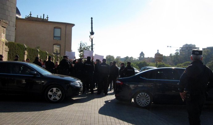 Fabra sale en su coche oficial del San Pío V entre protestas por cierre de RTVV.