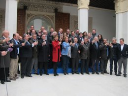 Cospedal y viticultores brindan