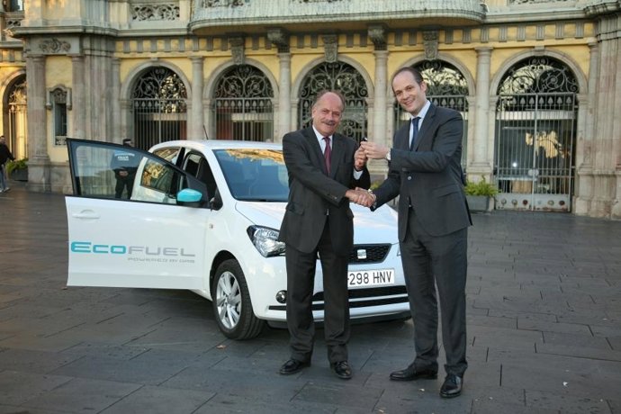 J.Colldecarrera (Puerto de Bcn) y A.Koropp (Seat) en la entrega del Mii Ecofuel