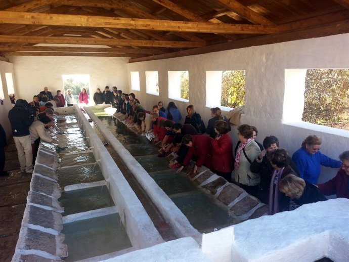 Inauguración del antiguo lavadero de Navas de San Juan, tras su recuperación.