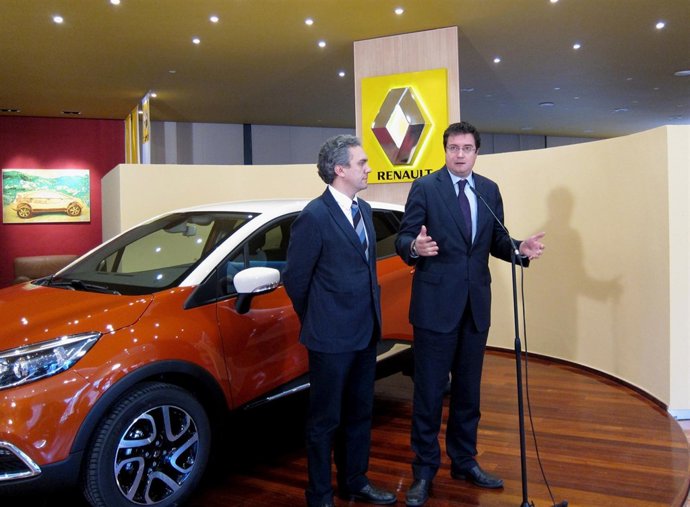 López (d) e Izquierdo (i) visitan la factoría vallisoletana de Renault