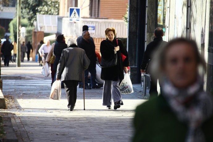 Gente Paseando Por La Calle