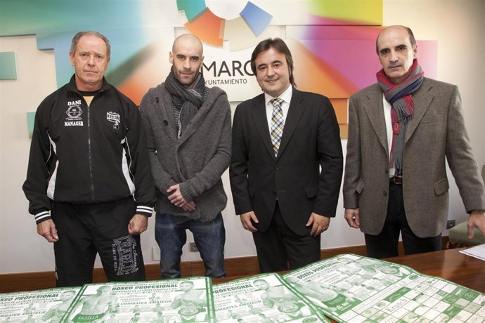 Rasilla con su padre y representante, el alcalde y el concejal de Deportes