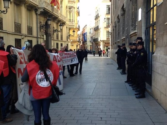 Protesta de trabajadores de RTVV frente al Palau de la Generalitat