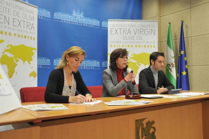 Ceballos (centro), entre Serrano y Criado, en la presentación