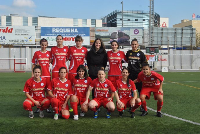 Carlota Gómez con las jugadoras del FC Levante Las Planas