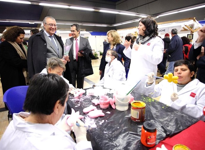 El consejero de Asuntos Sociales, Jesús Fermosel, inaugura la IV Muestra de Arte