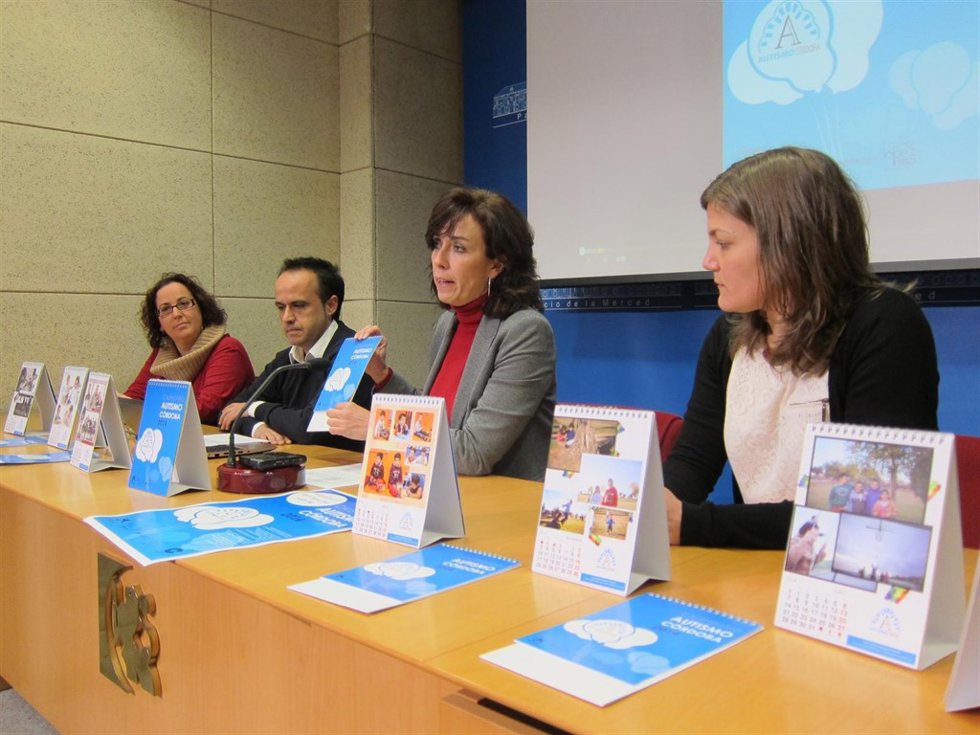 Ceballos muestra uno de los almanaques durante su presentación