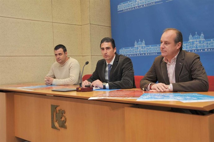 Palomares (centro), entre Hidalgo y López, en la rueda de prensa