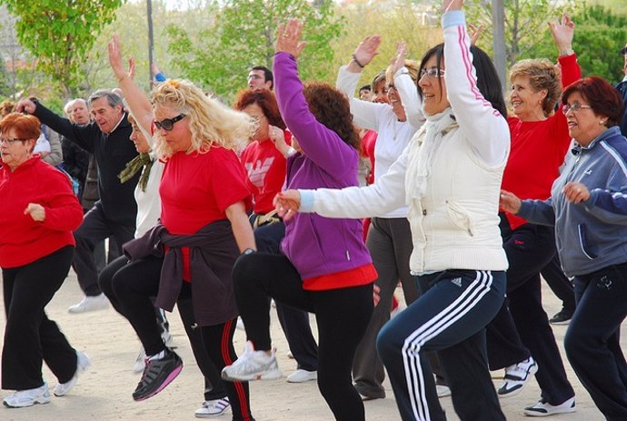 Mujeres Mayores Haciendo Gimnasia