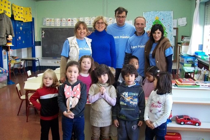 Hasbro dedica una jornada de trabajo voluntario a un centro educativo de Valenci