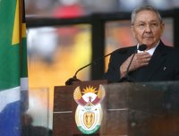 Cuba/EEUU.- Raúl Castro resta importancia a su insólito apretón de manos con Barack Obama