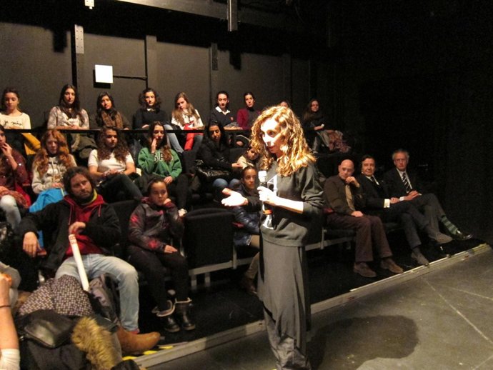 Aida Gómez, ante sus alumnos en el taller experimental en el Zorrilla.
