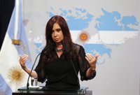 La presidenta argentina reivindica la democracia "frente a los violentos"