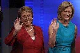 La candidatas presidenciales chilenas Michelle Bachelet y Evelyn Matthei.