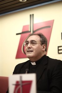 Gil Tamayo dice que la Iglesia verá "con alivio, entre comillas", una ley que sea "menos mala que otra"