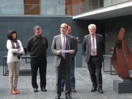 Inauguración de una exposición de Jorge Oteiza en el Parlamento.