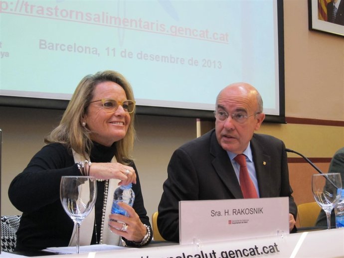 La pta de la Taula de Diàleg H.Rakosnik y el conseller B.Ruiz