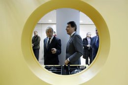 Fotografías De Ignacio Gonzalez Durante La Inauguración De Una De Las Nueve Tien