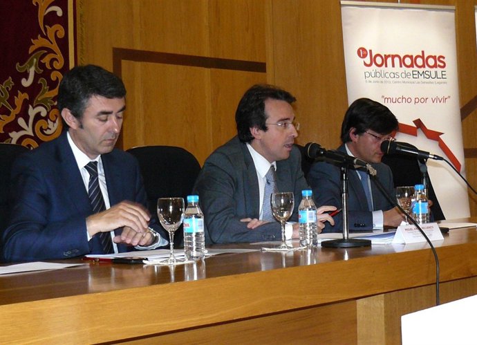 El presidente de EMSULE (centro) durante unas jornadas