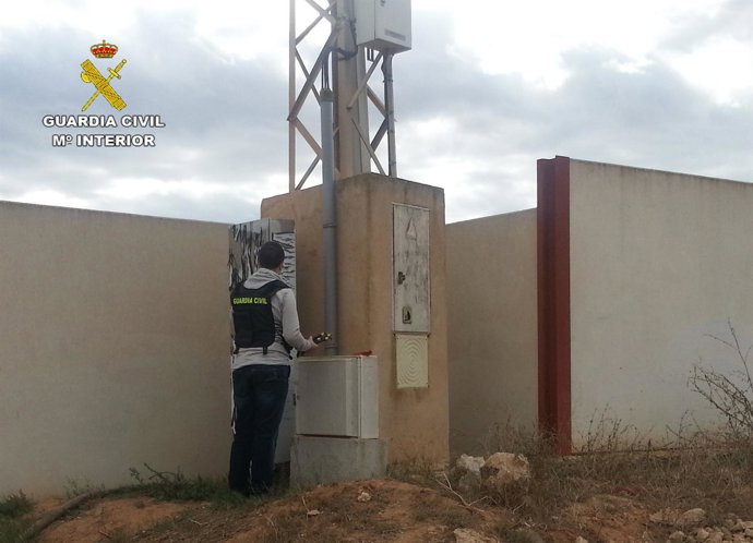 Guardias civiles durante la realización de inspecciones oculares por robo cobre