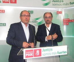Juan Cornejo, junto al secretario general del PSOE de Aragón